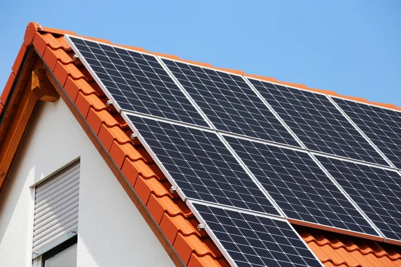 Solarpanele auf einem Dach